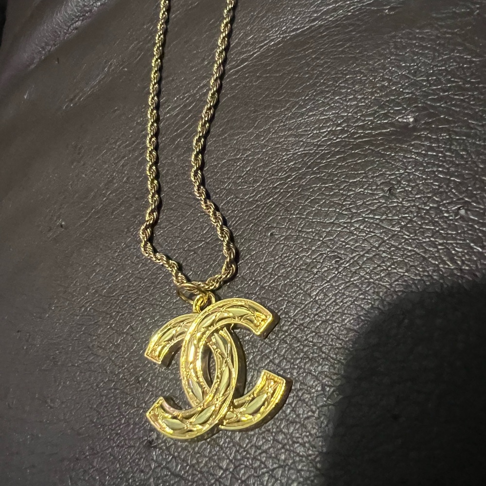Large zipper pull with 18” gold plated chain